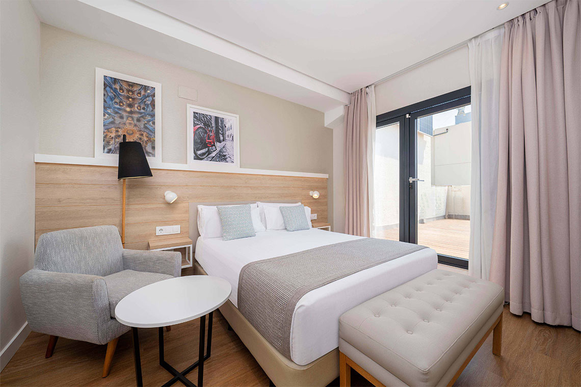 Chambre d'hôtel moderne, lit, fauteuil et art urbain, ZT: Golden Barcelona