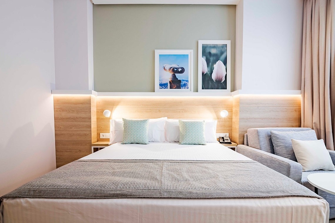 una habitación de hotel con una cama y una silla