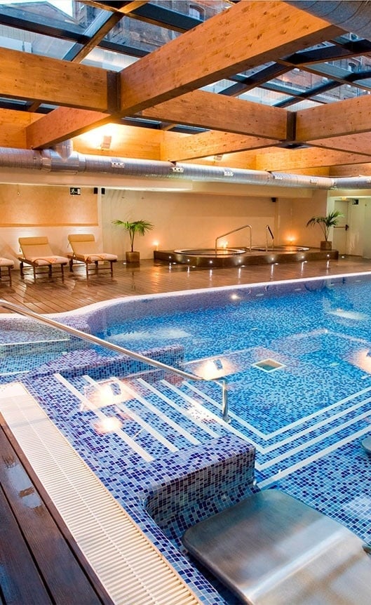 un hombre con una camisa blanca con la palabra aida en el pecho está sirviendo a una mujer con un sombrero de paja