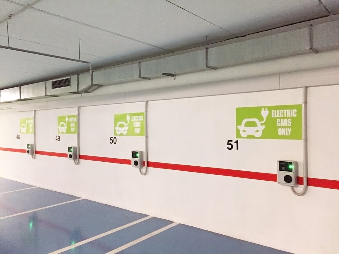 una terraza con sillas y mesas y un sofá y sombrillas