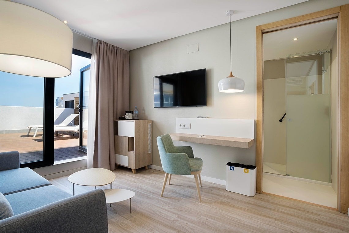 una habitación con un sofá y una televisión en la pared