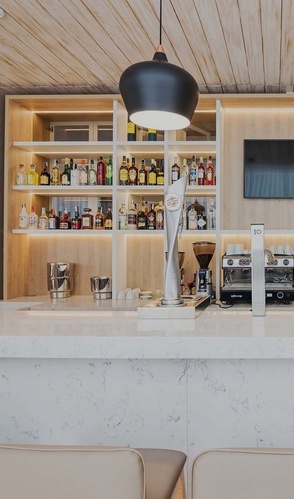 un hombre con una camisa blanca con la palabra aida en el pecho está sirviendo a una mujer con un sombrero de paja