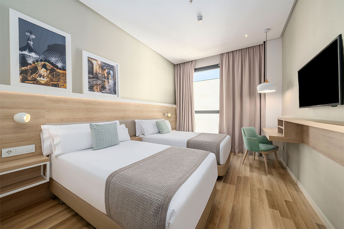 Habitación de hotel con dos camas,ZT: Golden Barcelona, ventana y TV.