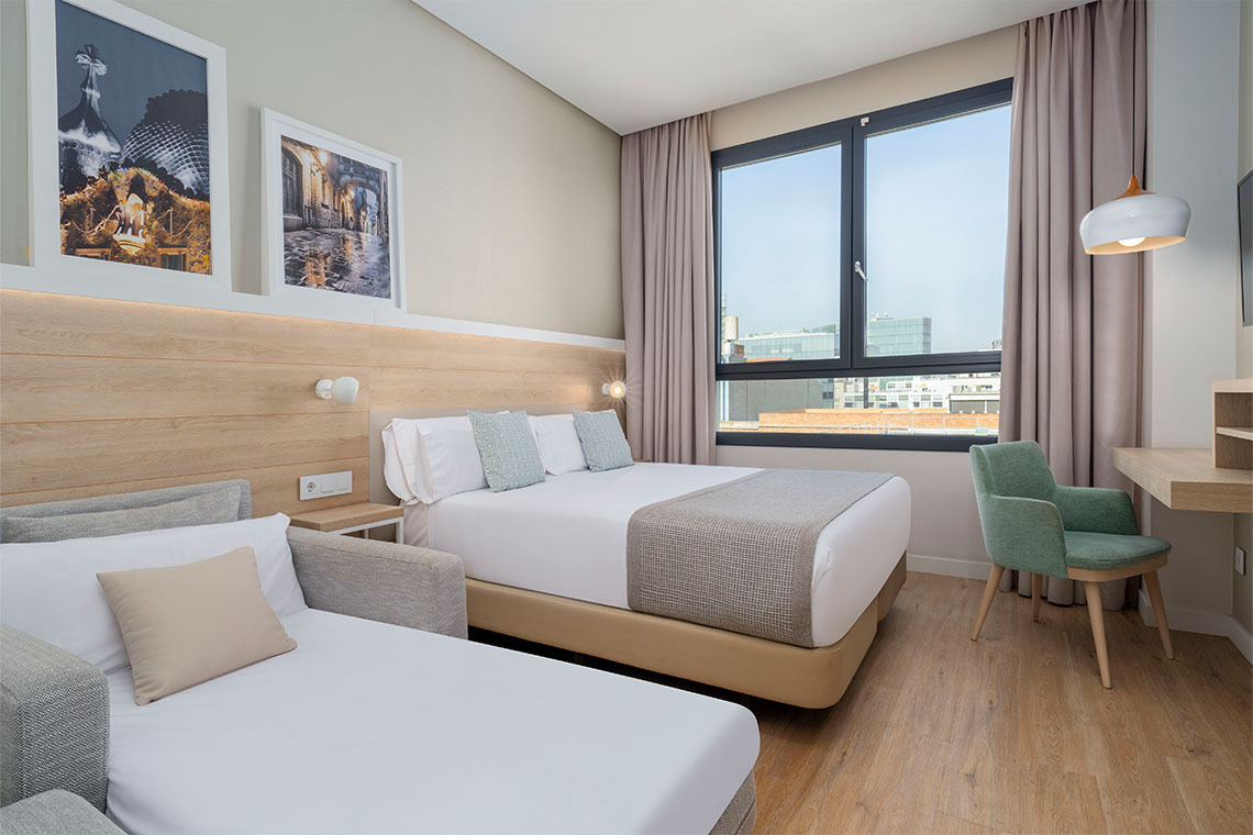 Habitación doble con dos camas individuales, ventana grande y escritorio. ZT: Golden Barcelona