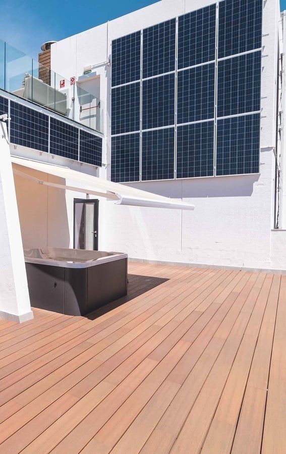 un restaurante llamado alfresco con muchas mesas y sillas