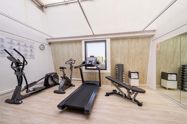 Gimnasio moderno en ZT: Golden Barcelona con cintas y elípticas.