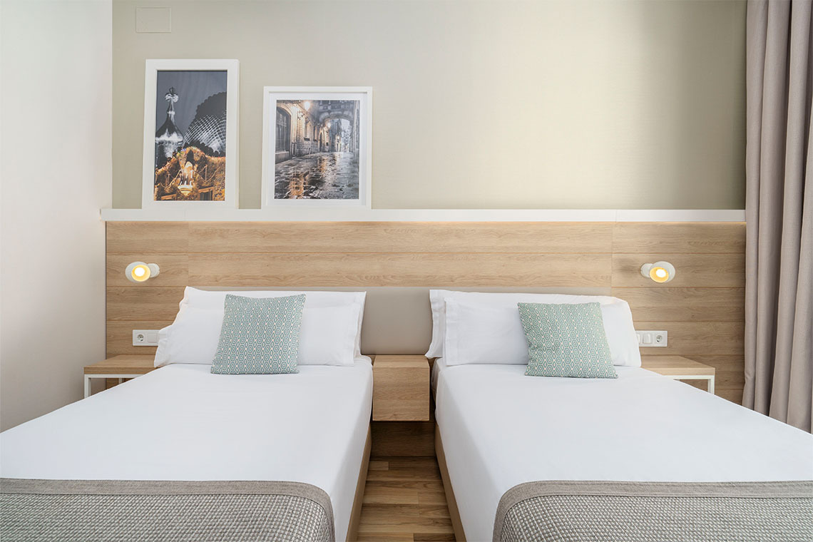 Habitación doble con dos camas individuales, ZT: Golden Barcelona, y decoración moderna.