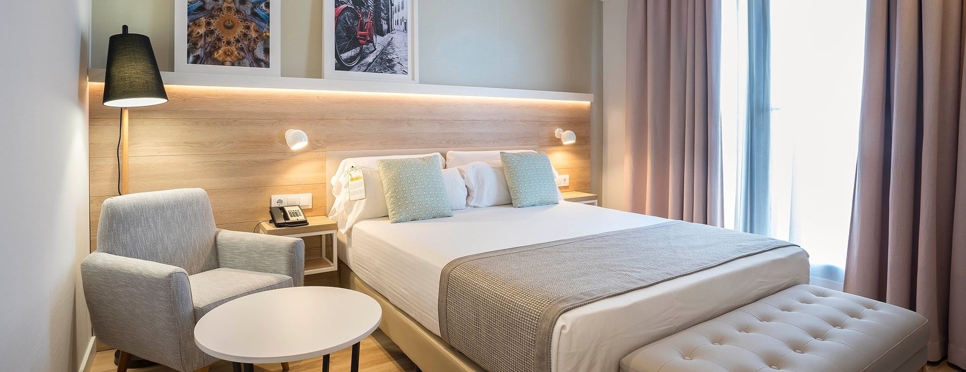 una habitación de hotel con dos camas y una mesa