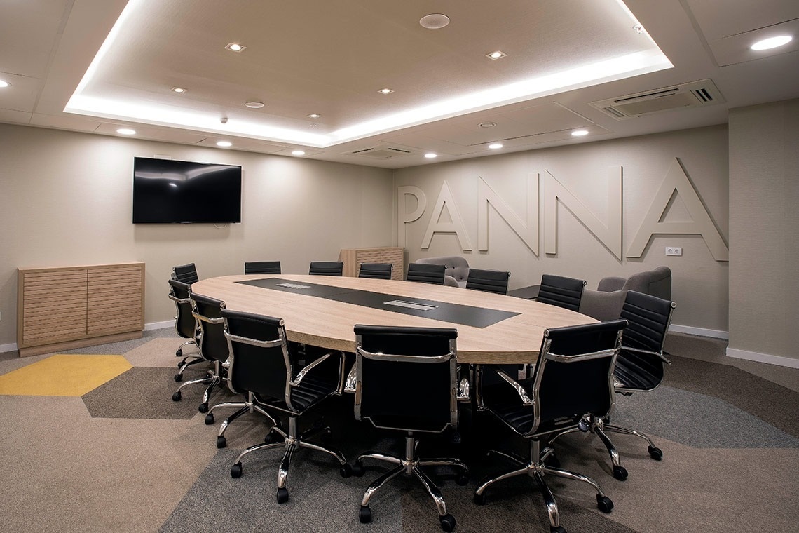 a conference room with the word panna on the wall