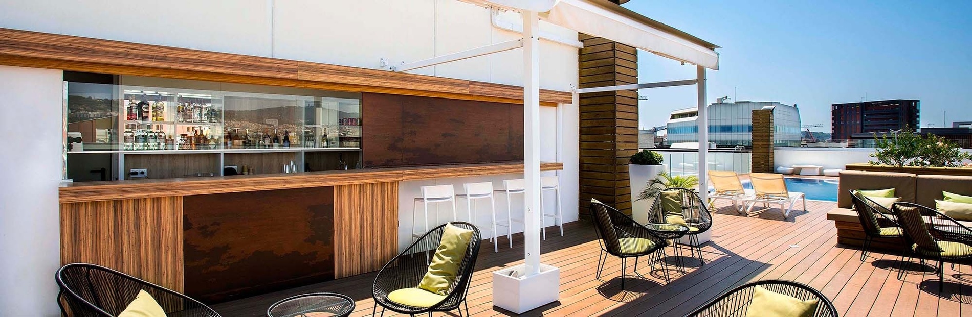 una habitación de hotel con dos camas y una mesa