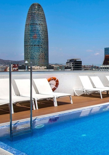 un chef prepara comida en un restaurante con mesas y sillas