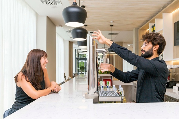 una sala de juegos con juegos de arcade y una mesa de baile