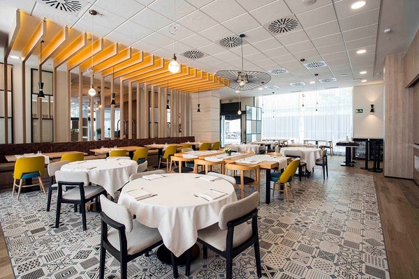 un pequeño campo de golf con un edificio en el fondo