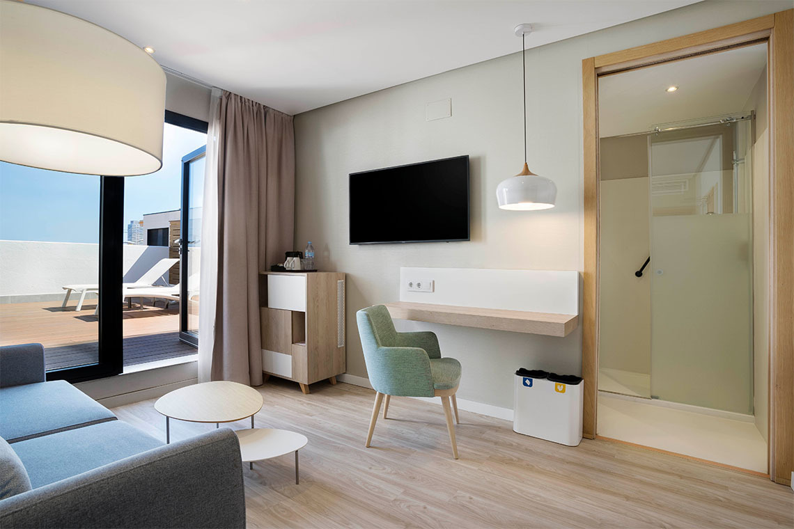 Modern hotel room with balcony, TV, desk and shower ZT: Golden Barcelona
