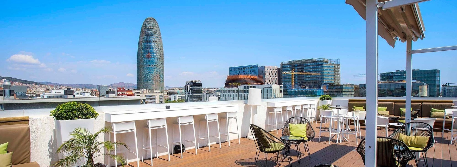 una bicicleta está estacionada en un gimnasio junto a otros aparatos de ejercicio