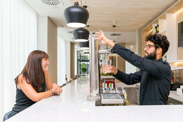 Barman sirviendo agua en hotel ZT: Golden Barcelona