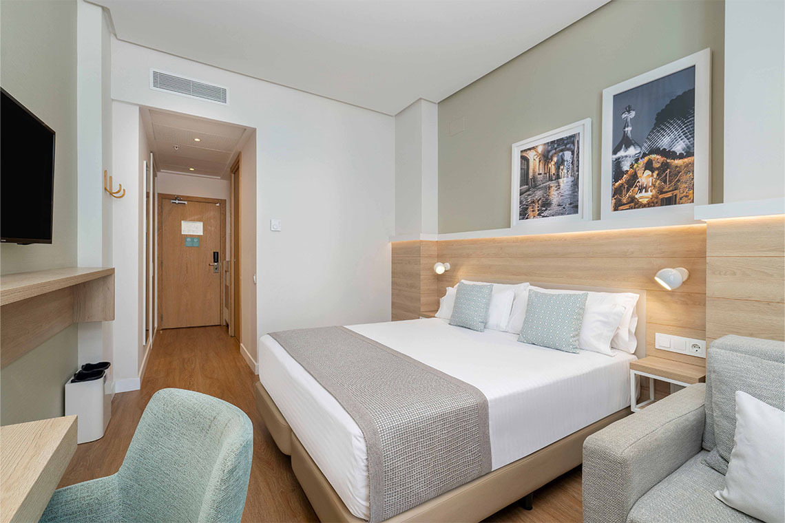Camera Classic 1 Letto presso ZT The Golden Barcelona Hotel con letto matrimoniale, poltrona e ingresso.