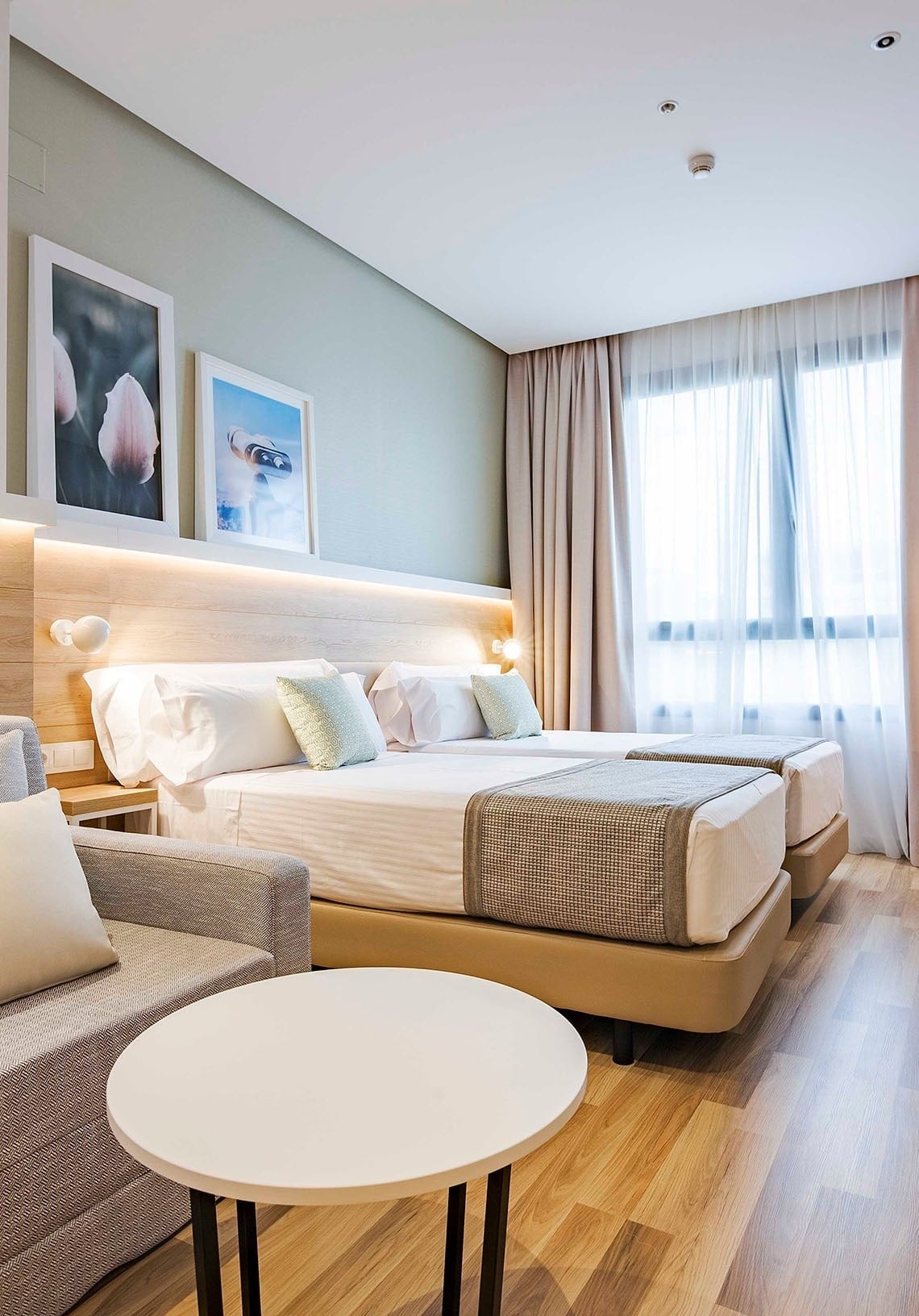 un edificio blanco y verde con la palabra kent en la parte delantera