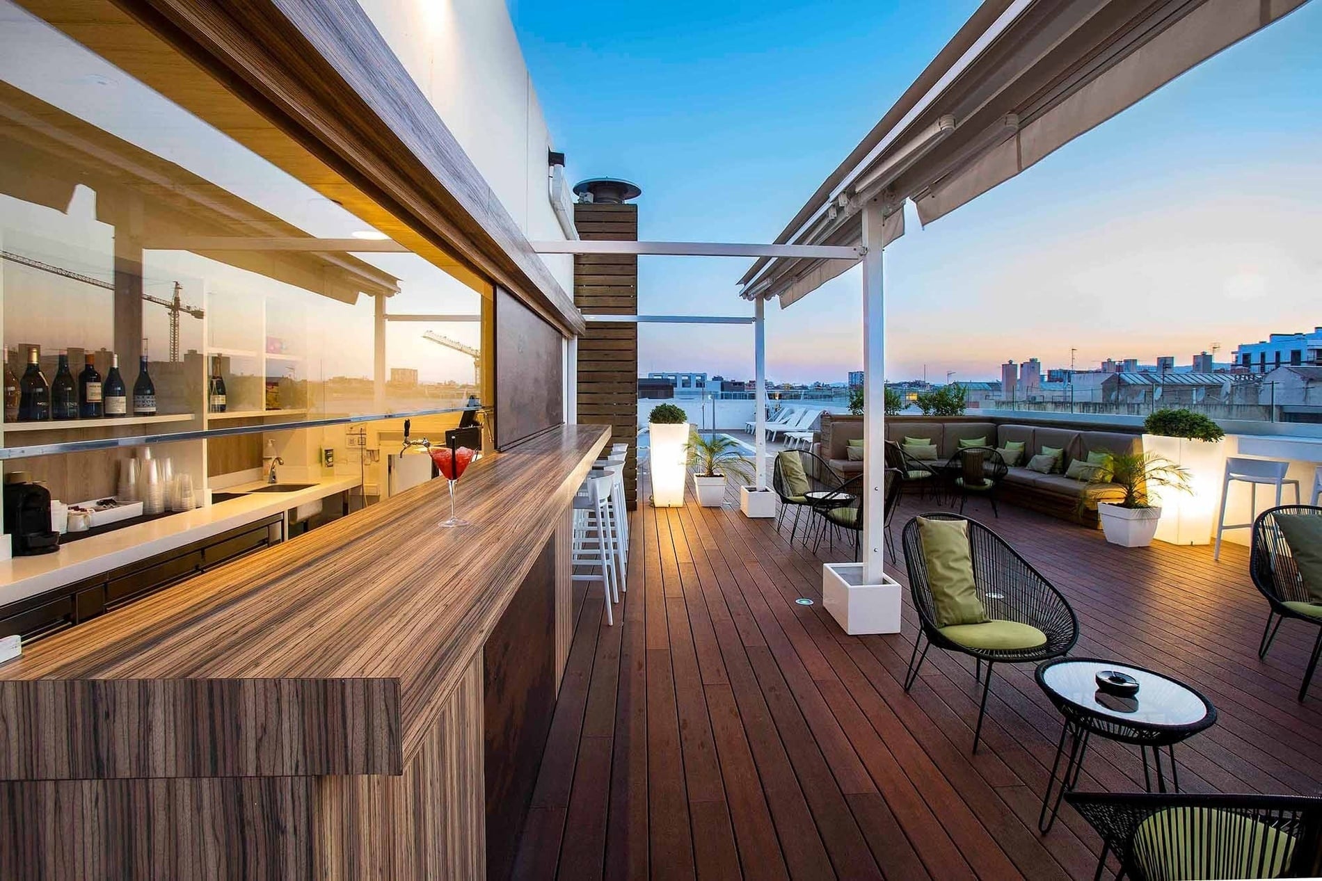 una habitación de hotel con una cama y una lámpara