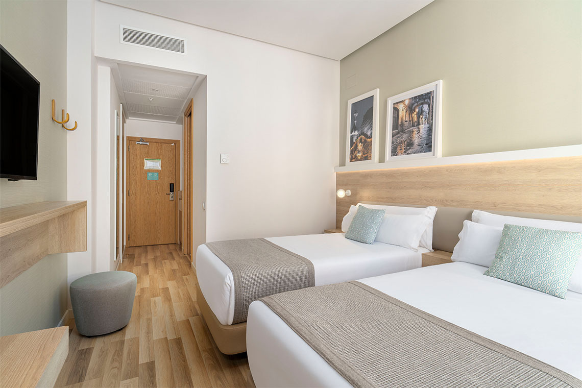 Habitación doble con sofá y escritorio en ZT Golden Barcelona. Moderna y cómoda.