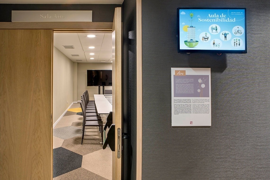 una terraza con sillas y mesas y un sofá y sombrillas