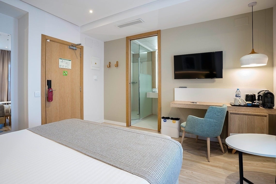 una habitación de hotel con una cama y una televisión