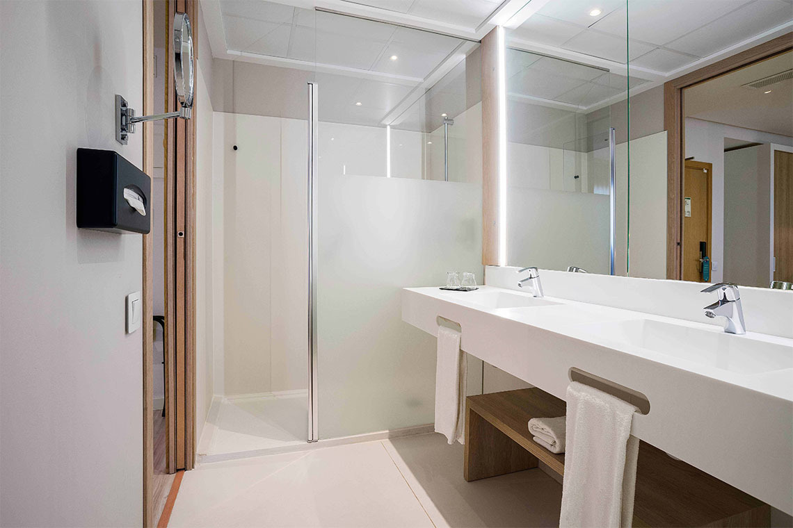 Doble lavabo de hotel moderno con ducha y espejo. ZT: Golden Barcelona.