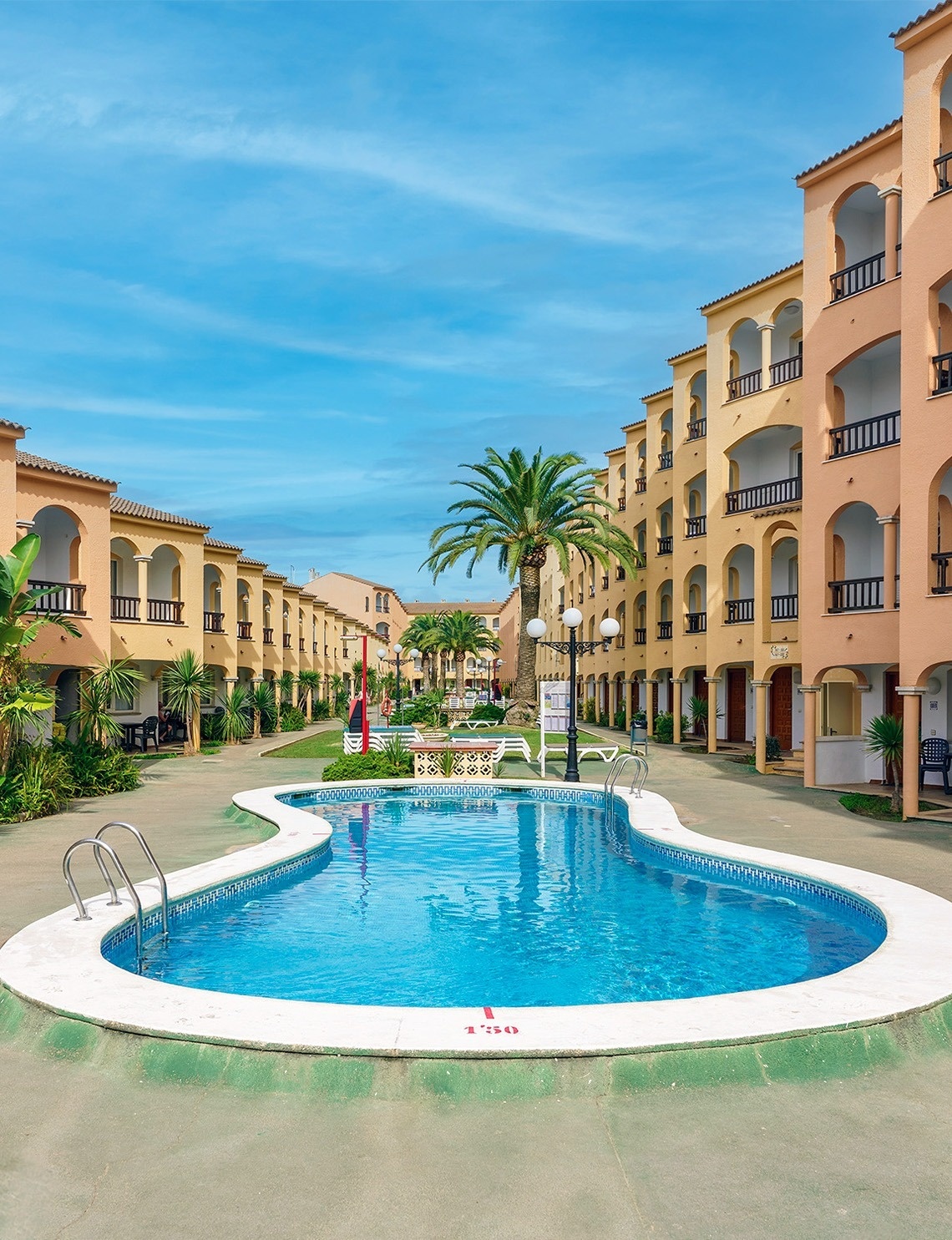 un edificio blanco y verde con la palabra kent en la parte delantera