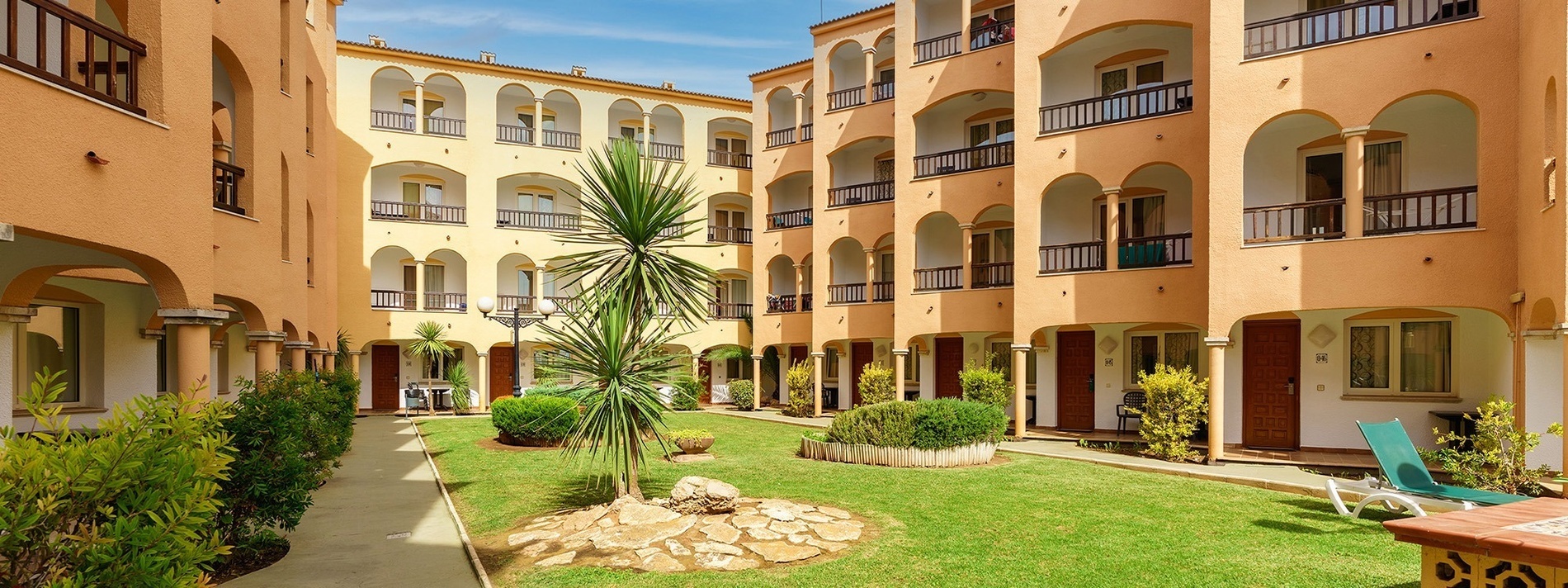 una habitación de hotel con dos camas y una mesa
