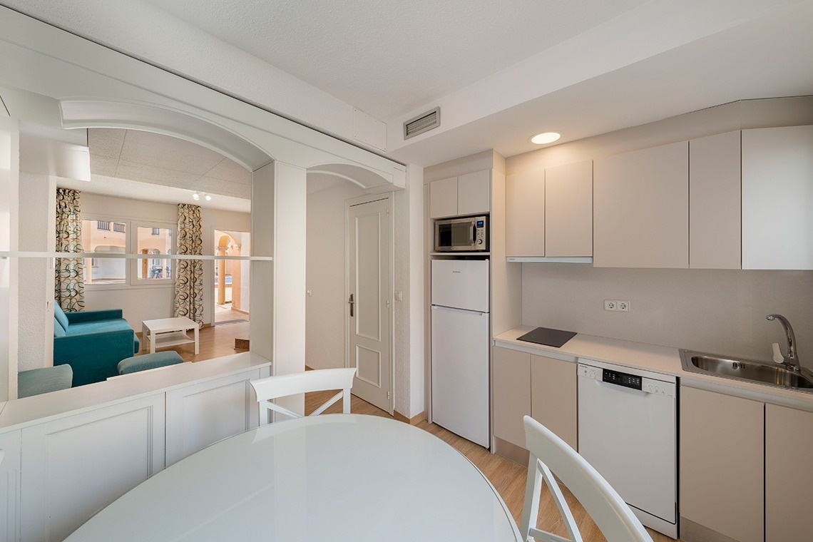 una cocina con electrodomésticos blancos y una nevera de siemens