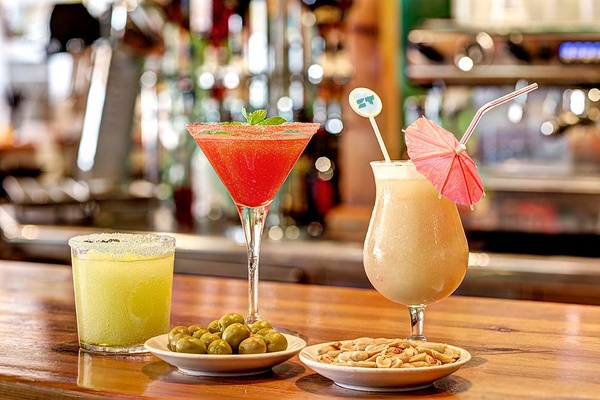 Refreshing cocktails at ZT: Jardines del Plaza. Enjoy the experience!