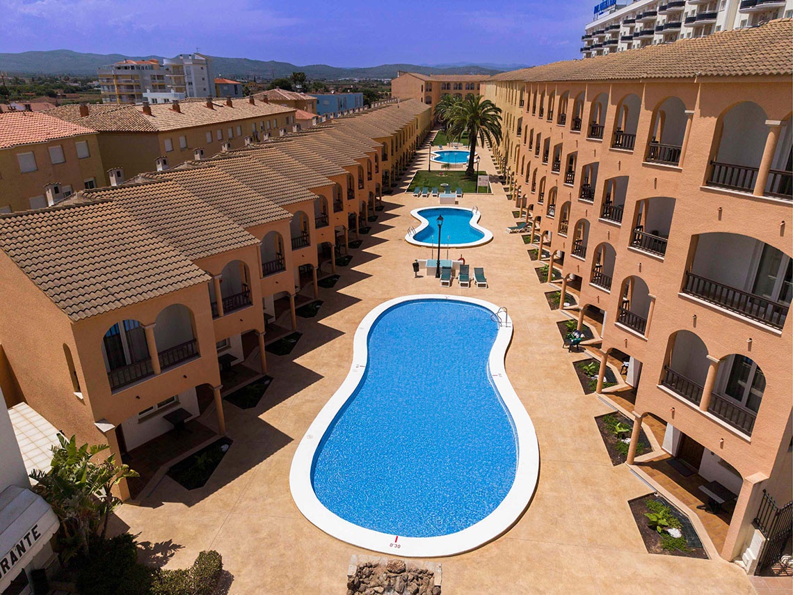 Jardines del Plaza - Piscine ensoleillée et appartements avec balcons.