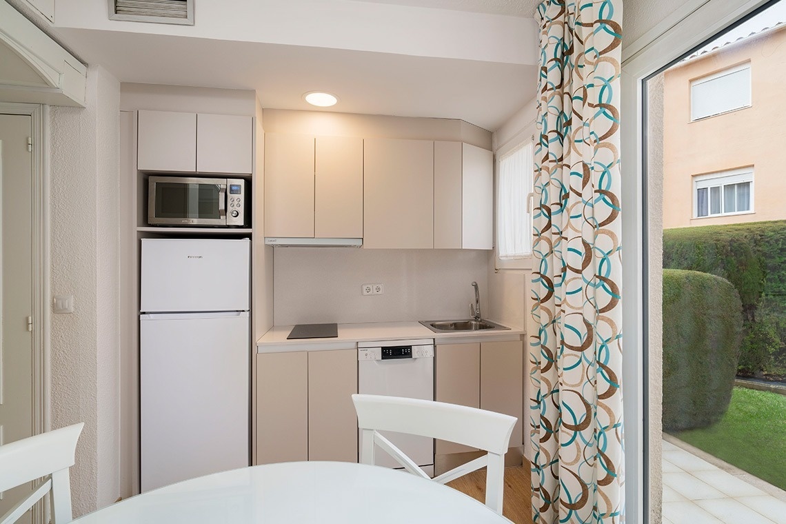 una cocina pequeña con una nevera y un microondas