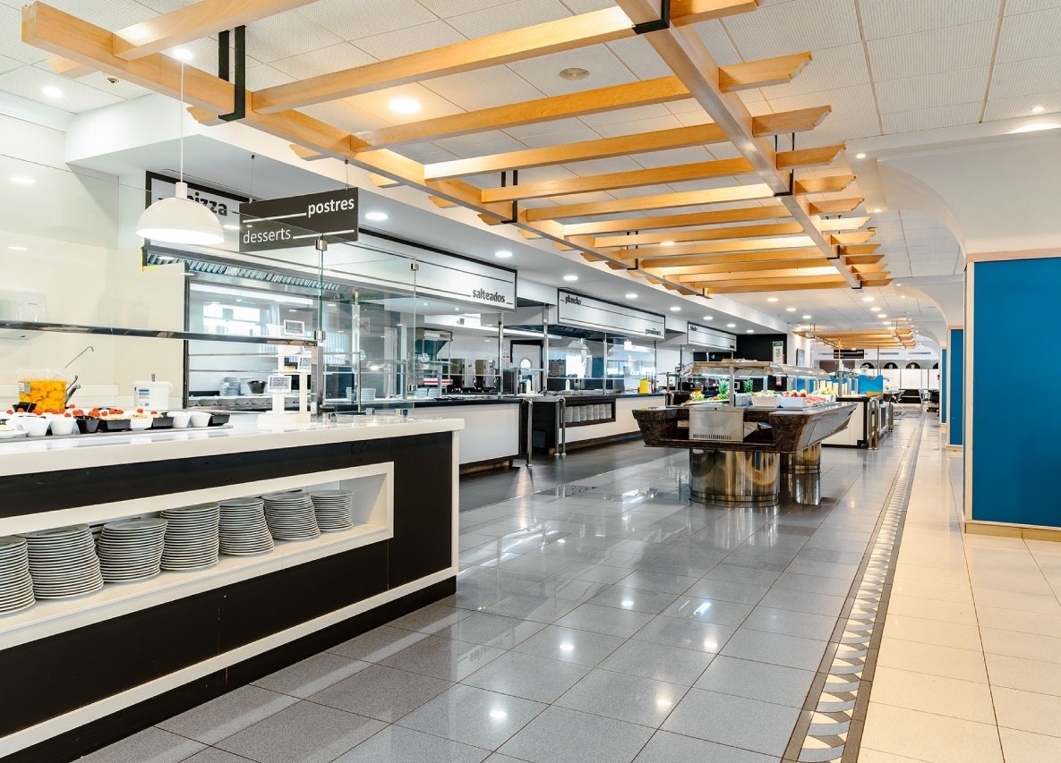 un buffet con platos y un letrero que dice postres