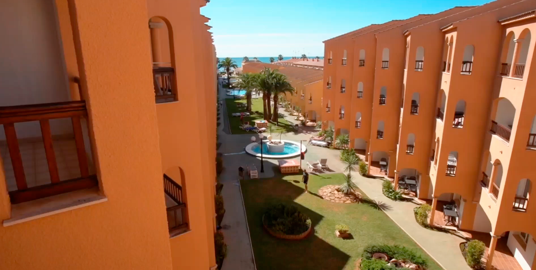 una habitación de hotel con una cama y una lámpara