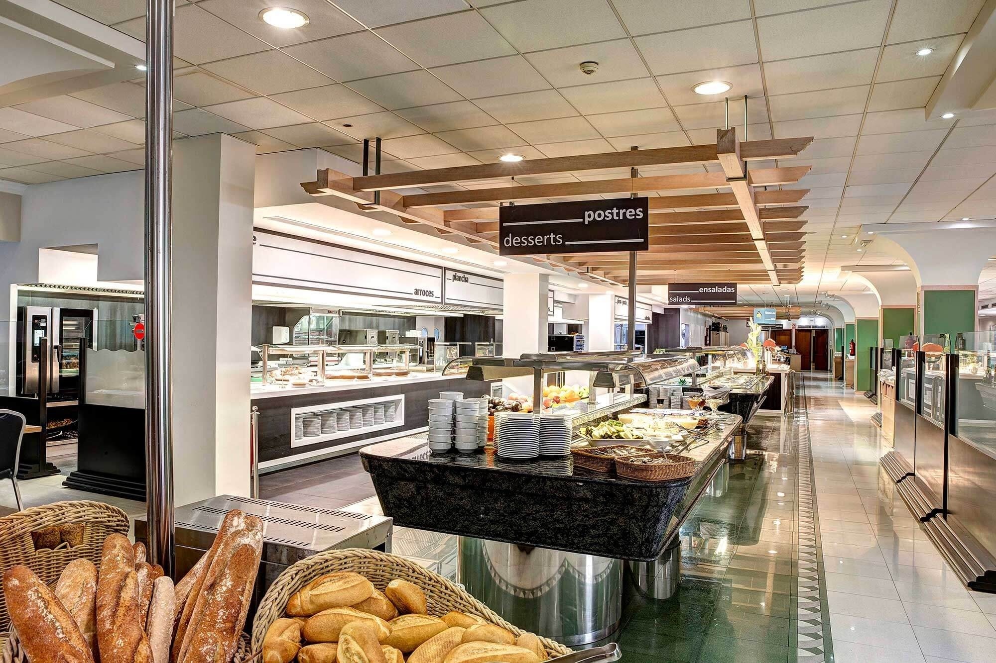 un buffet con un cartel que dice postres y postres