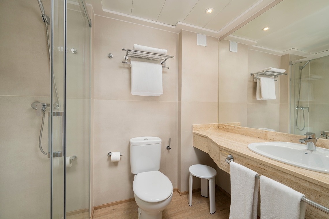 un baño con inodoro , lavabo y ducha