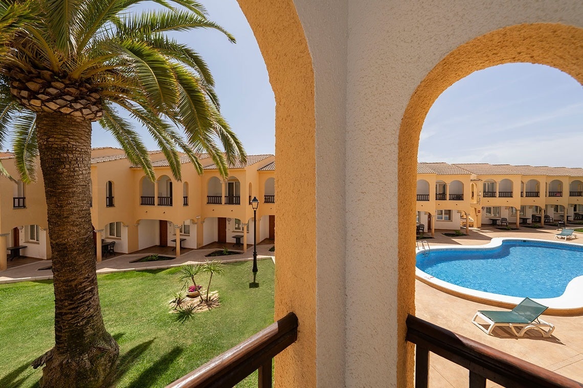 una vista de una piscina a través de un arco