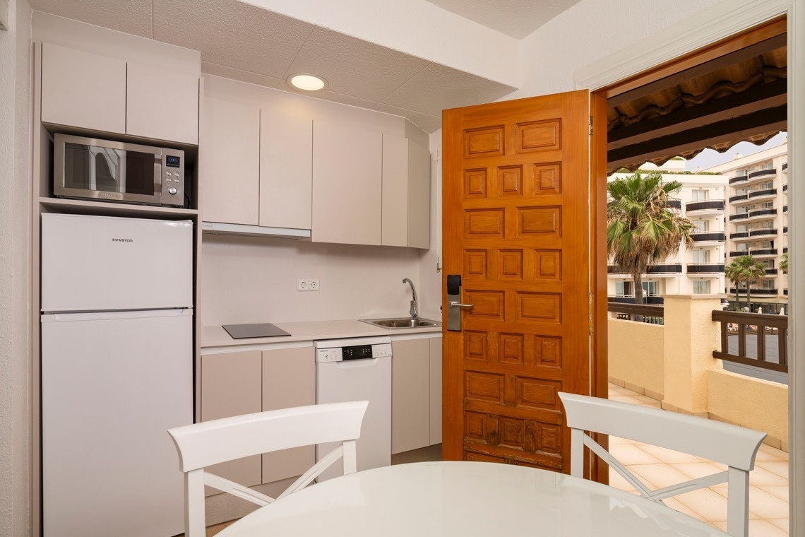 una habitación de hotel con dos camas y una mesa