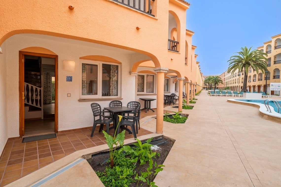 una habitación de hotel con dos camas y una mesa