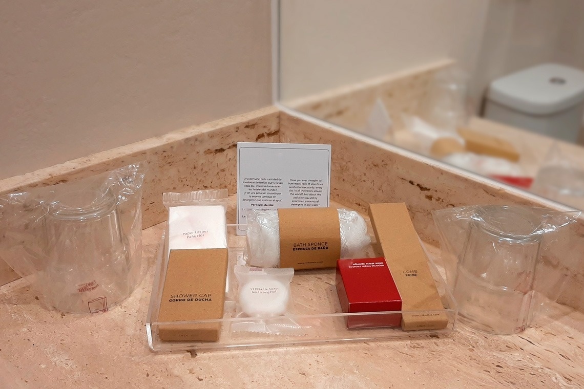 una bandeja de artículos de aseo en un baño