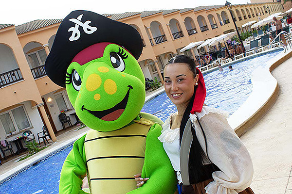 Tortuga mascota del ZT: Jardines del Plaza, disfrutando de la piscina.