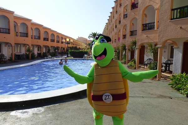 a mini golf course in front of a building that says ' alquiler ' on it