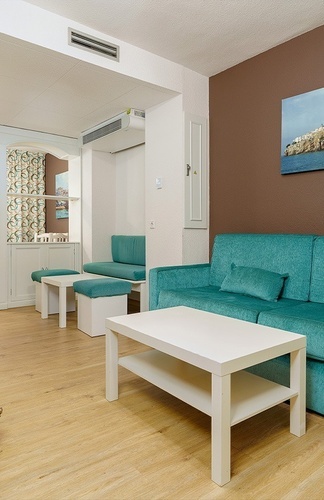 una mujer flota en un colchón en una piscina