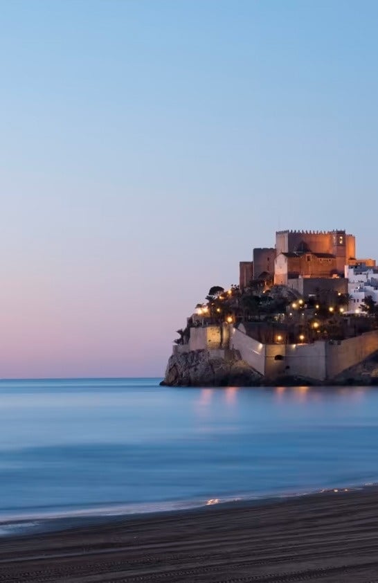 un chef prepara comida en un restaurante con mesas y sillas