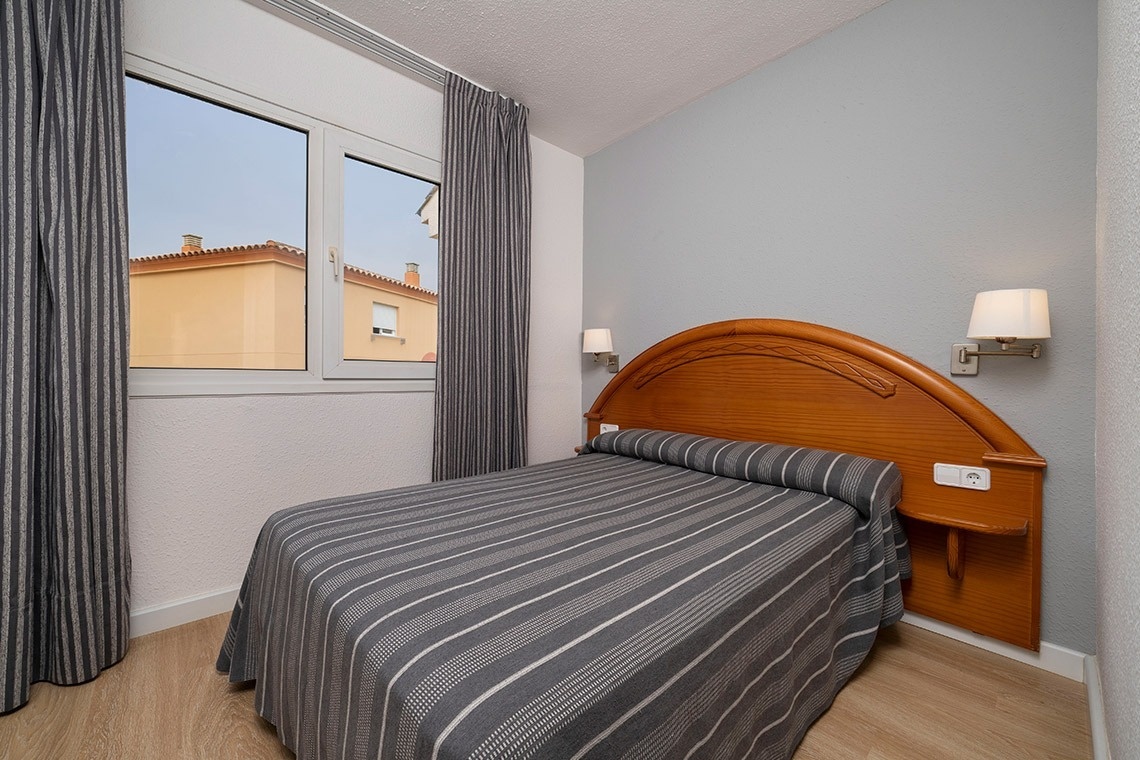 una habitación con una cama y una ventana