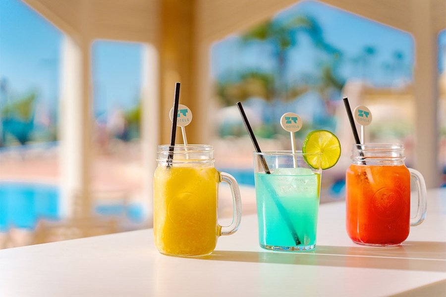 Jardines del Plaza : Deux cocktails rafraîchissants au bord de la piscine.