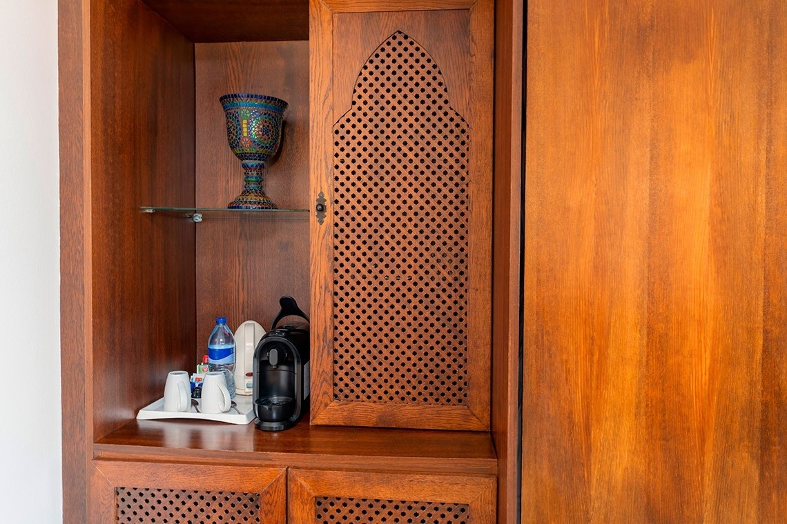 un armario de madera con una botella de aquafina encima