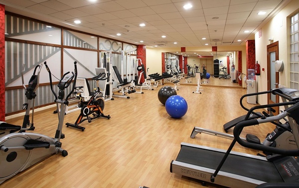 un gimnasio lleno de equipos y una cinta de correr que dice kettler