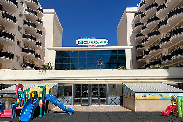 Zona infantil exterior en ZT: Peñíscola Plaza Suites con toboganes y juegos.